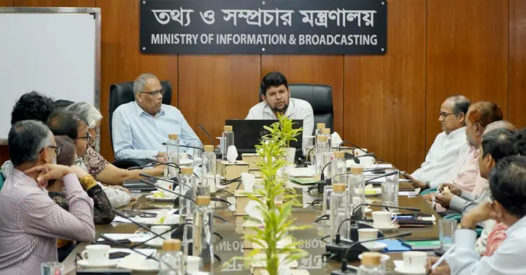 তথ্য ও সম্প্রচার মন্ত্রণালয়ের অনুষ্ঠানে উপদেষ্টার সঙ্গে অন্যান্যরা